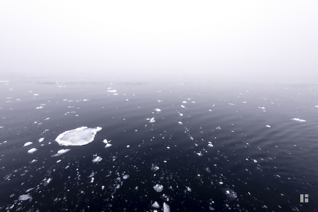 Vereinzelte Eisschollen im Meer