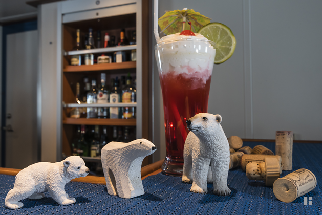 Eisbär-Figuren auf der Bar