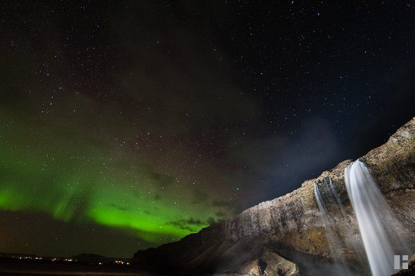 Am 3. Abend nur ein leuchtendes Band am Horizont: also dann eben Seljalandsfoss mit fotografiert.
